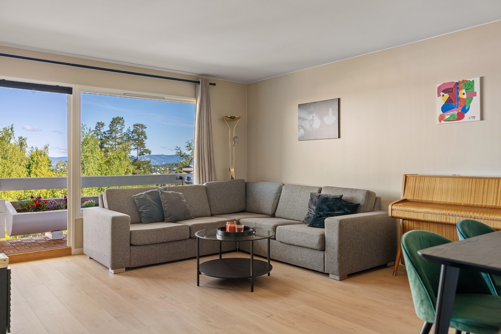 Lys og innbydende stue med rikelig av naturlig lysinnslipp Galleribilde