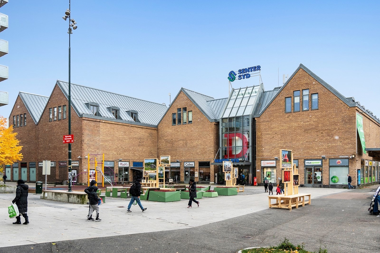 Fra boligen er det kort vei til Senter Syd Mortensrud med et bredt utvalg av dagligvare og andre servicetilbud Galleribilde