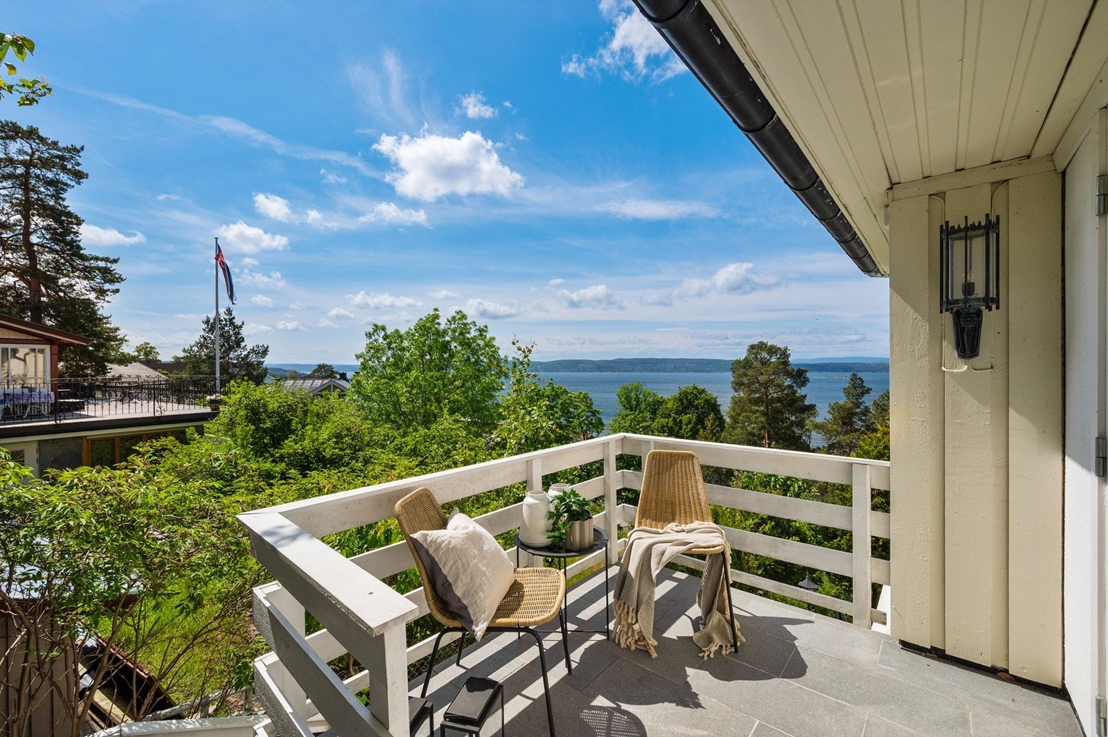 Her kan morgensolen nytes. Galleribilde