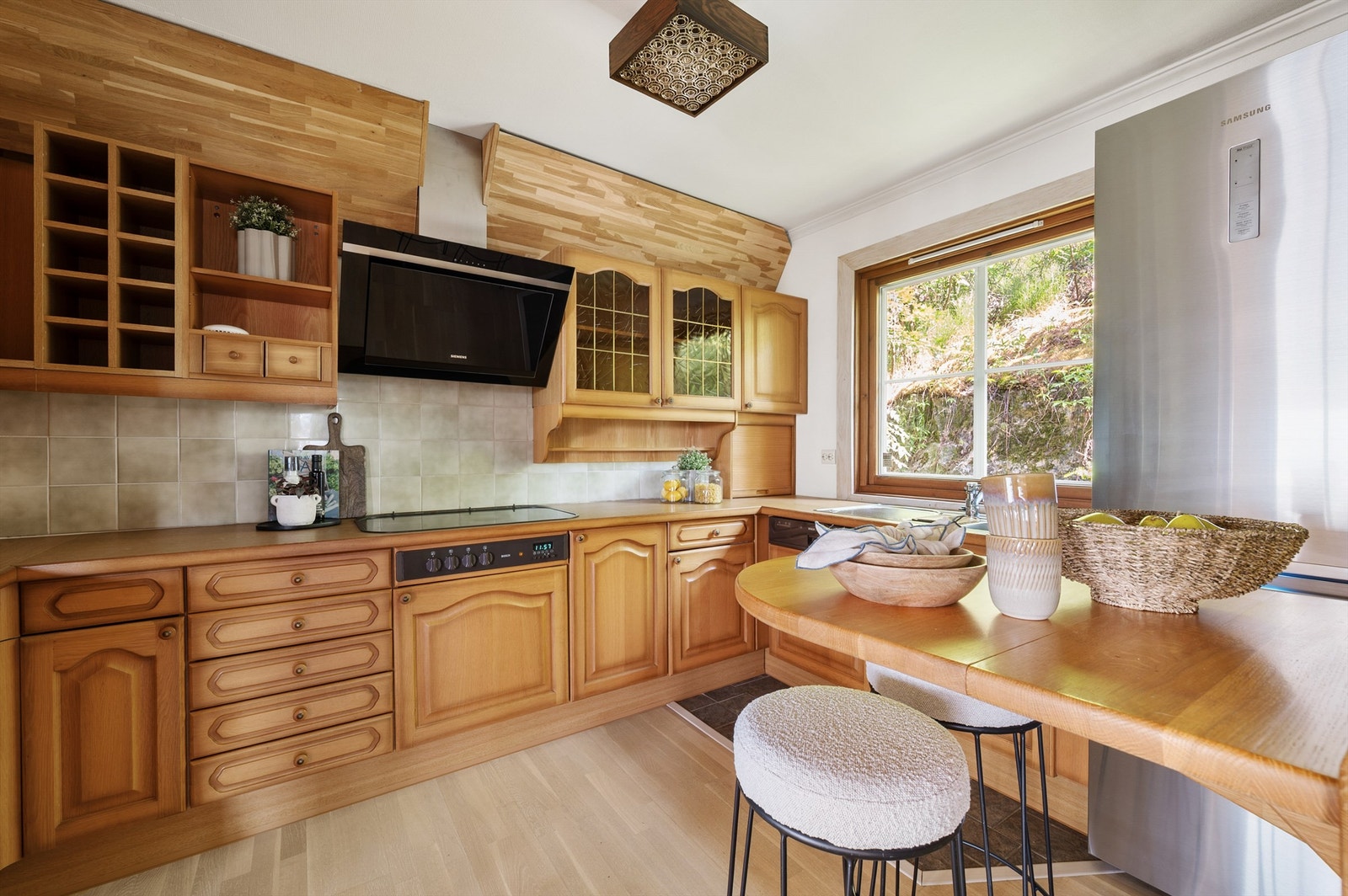 Innredning med profilerte fronter i heltre eik. Galleribilde