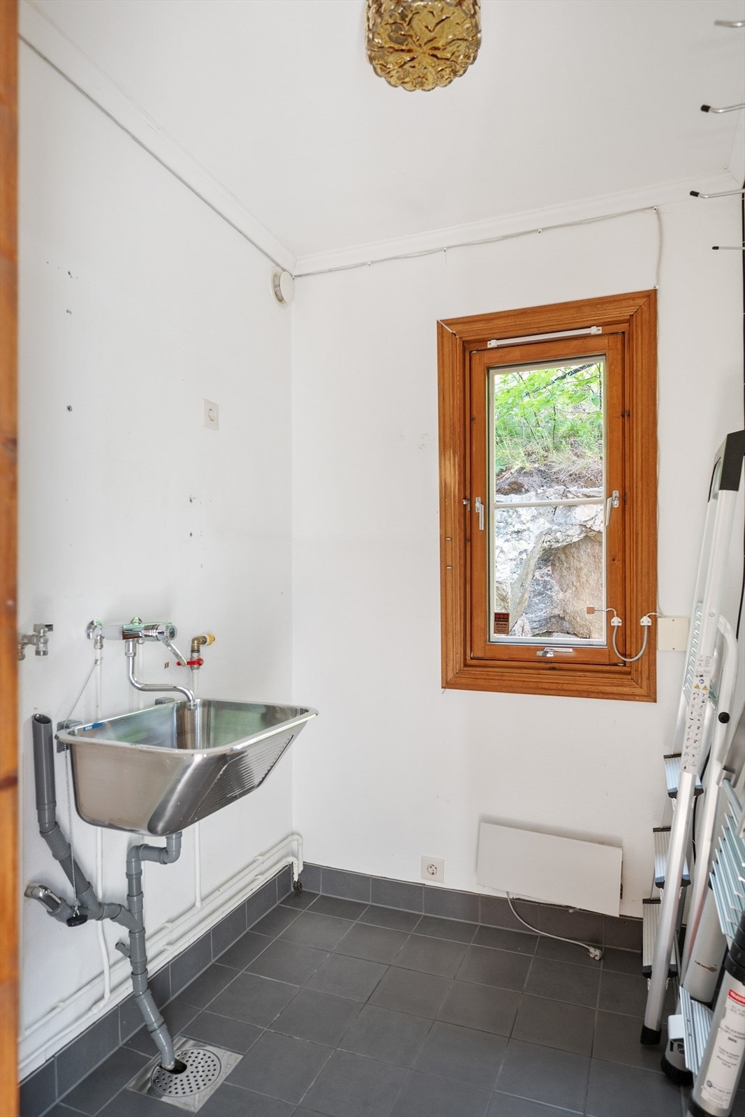 Praktisk vaskerom i forbindelse med vindfang på hovedplan. Galleribilde