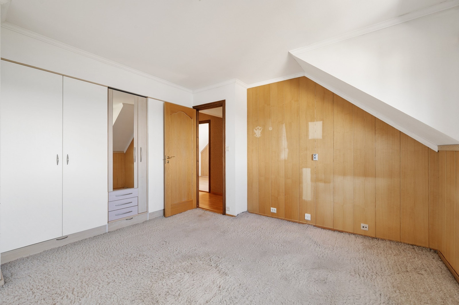 Stor garderobe. Galleribilde