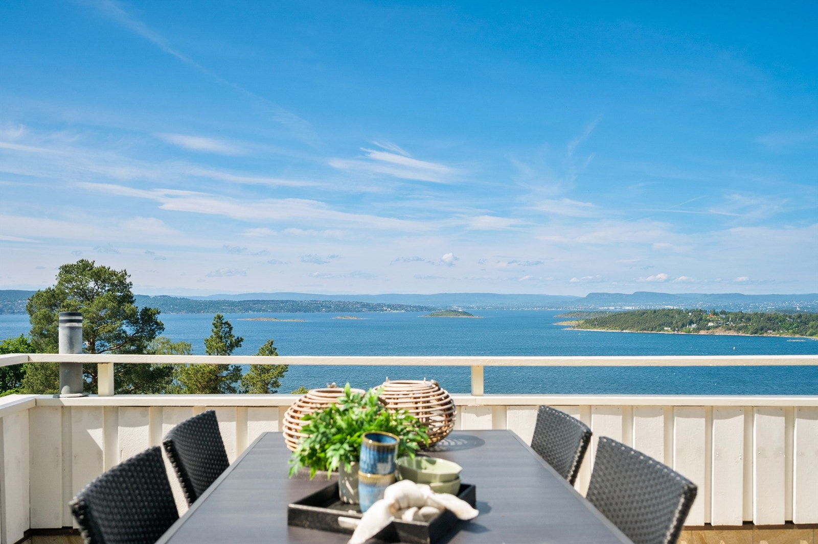 Terrasse mot fjorden, øyene og byen. Galleribilde