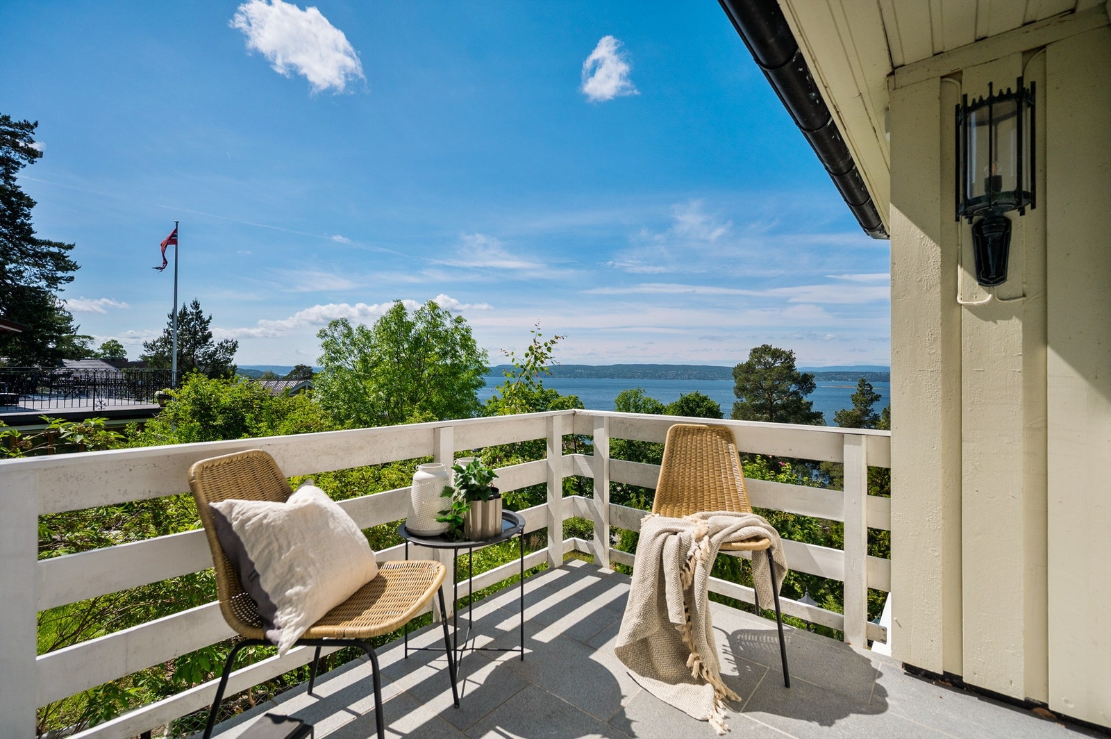 Koselig uteplass i forbindelse med inngangspartiet. Galleribilde