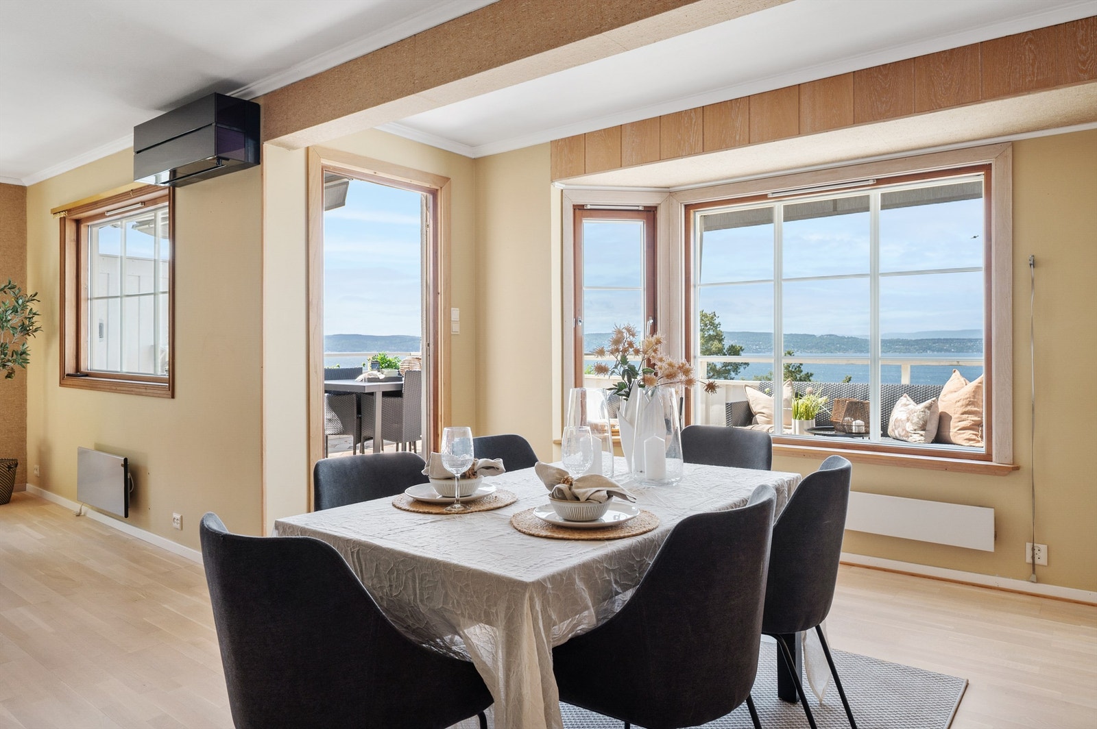 Store vindusflater gir mye naturlig lys i spisestuen på hovedplanet. Galleribilde