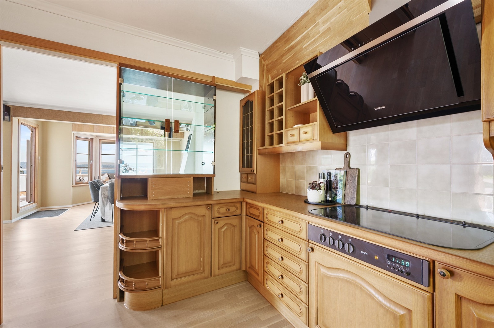 Kjøkken i delvis åpen løsning mot spisestuen på hovedplanet. Galleribilde