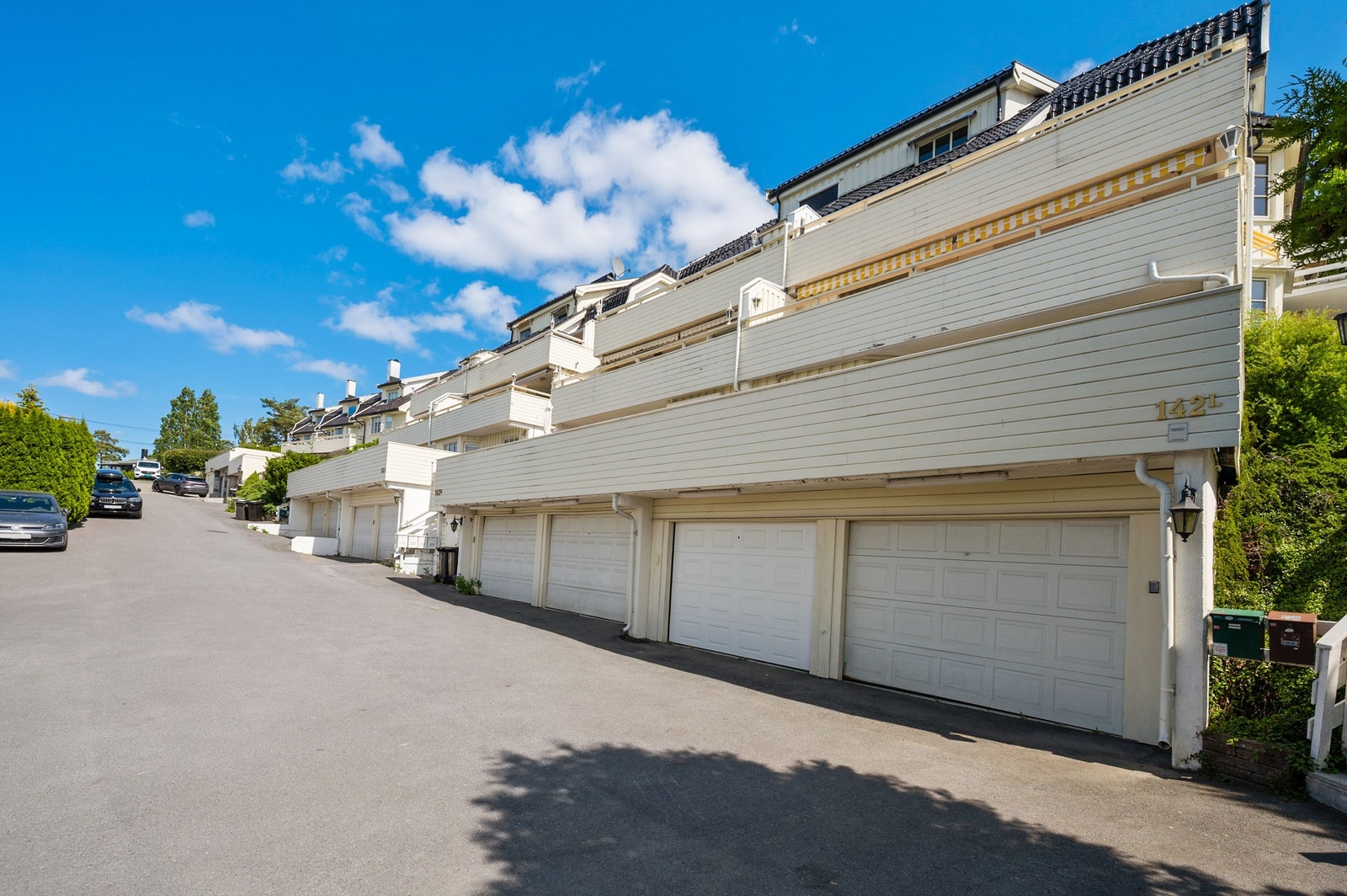 Fasade, garasjen til høyre medfølger. Galleribilde