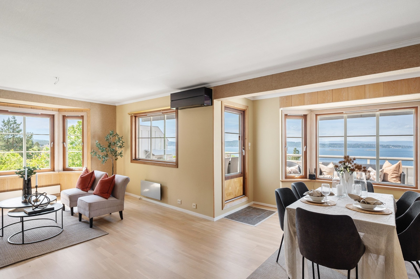 Stue og spisestue på hovedplanet. Galleribilde