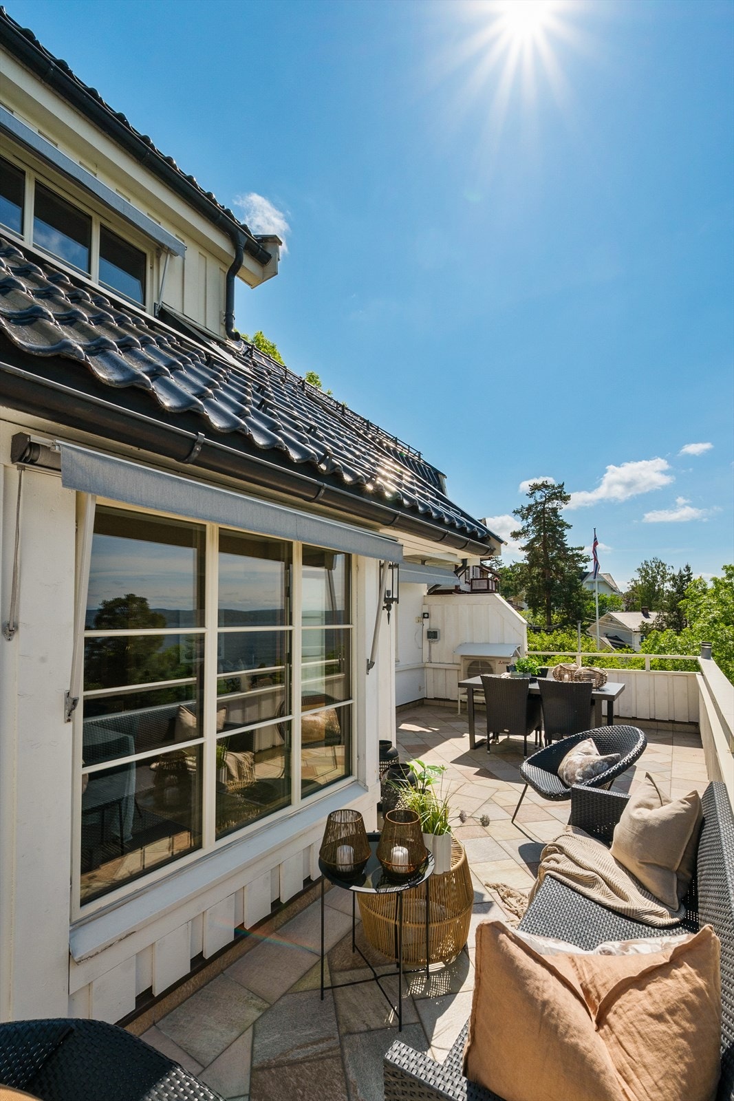 Det er montert markiser på vinduene. Galleribilde