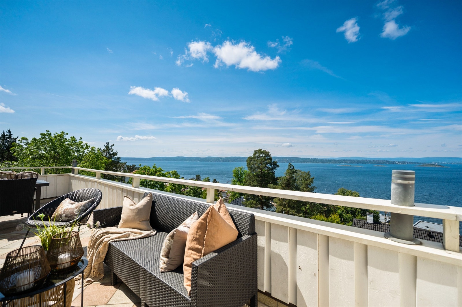 Fantastisk utsikt over fjorden, øyene og byen. Galleribilde