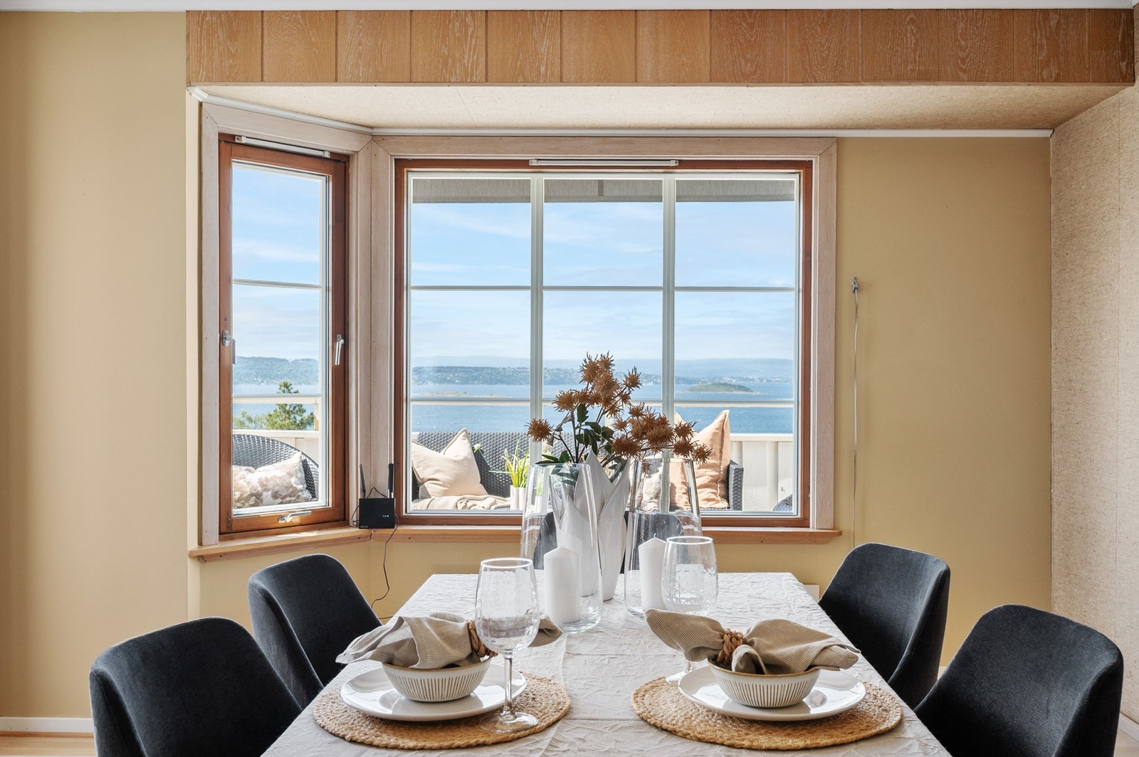 De store vindusflater åpner leiligheten opp mot den flotte utsikten. Galleribilde