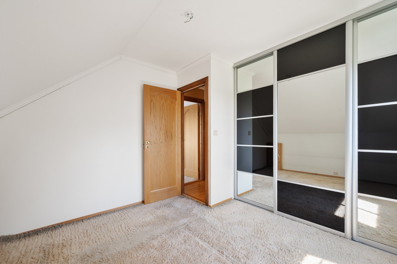 Stor skyvedørsgardrobe. Galleribilde