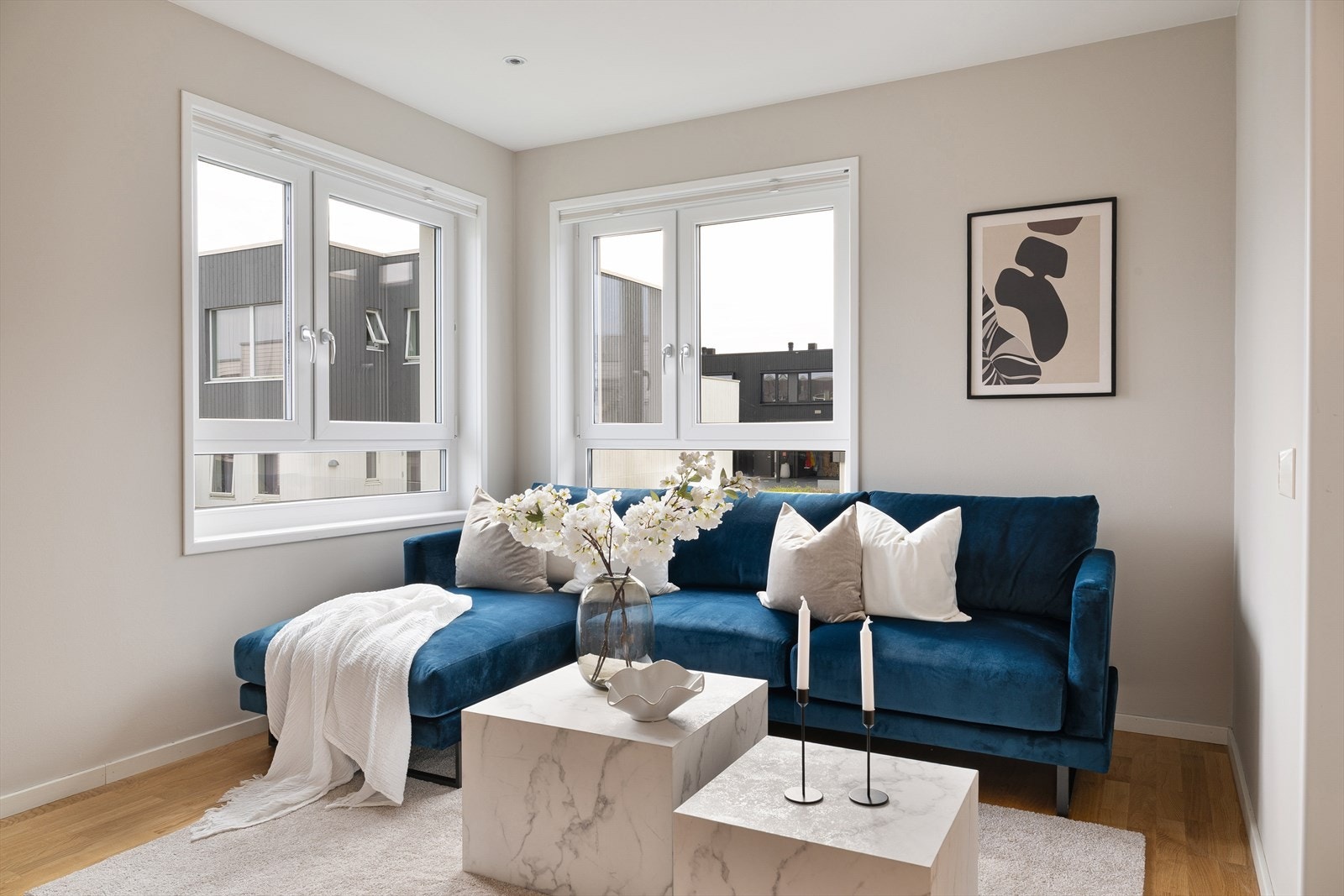 Stuen er romslig og har plass til sofagruppe og spisegruppe. Galleribilde