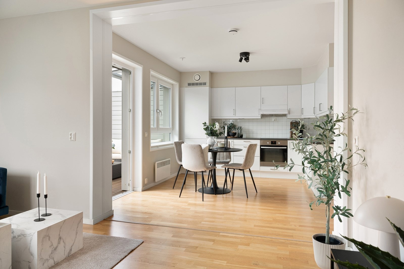 Boligens sosiale sone - en åpen stue- og kjøkkenløsning som er perfekt til både hverdag og sosiale sammenkomster. Galleribilde