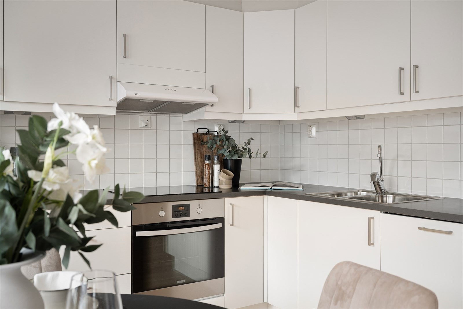 Tidsløst kjøkken med integrerte hvitevarer Galleribilde