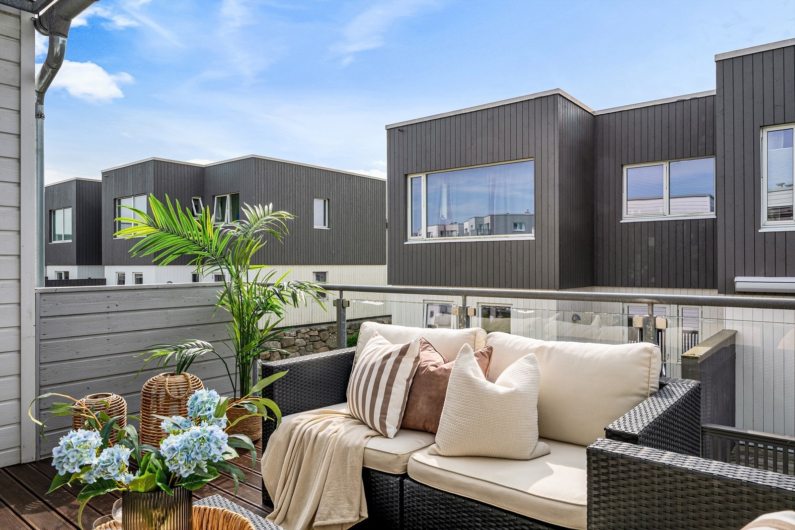 Fra stuen har du utgang til en solrik balkong på 12 kvm - et perfekt sted for avslapning på fine dager. Galleribilde