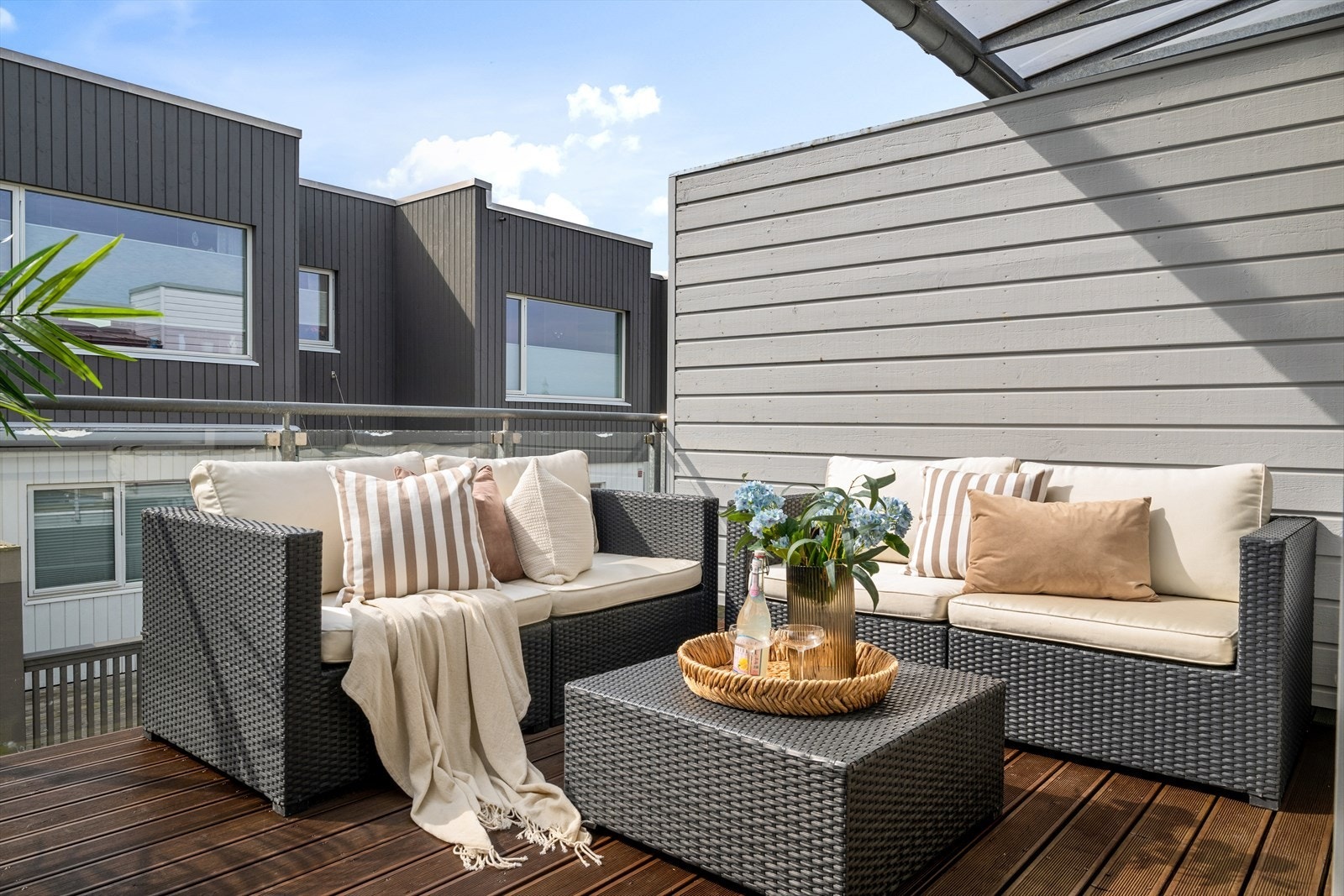 Balkongen har god plass til sittegruppe og annet ønsket møblement Galleribilde