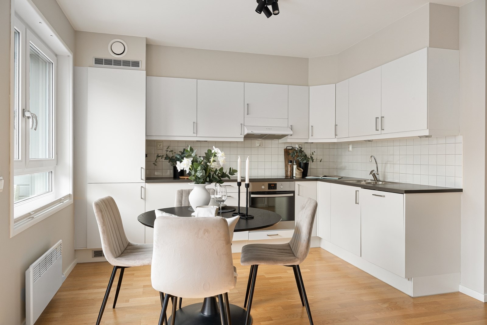 Her er det godt med skap- og benkeplass, så vel som gode arbeidsflater. Galleribilde