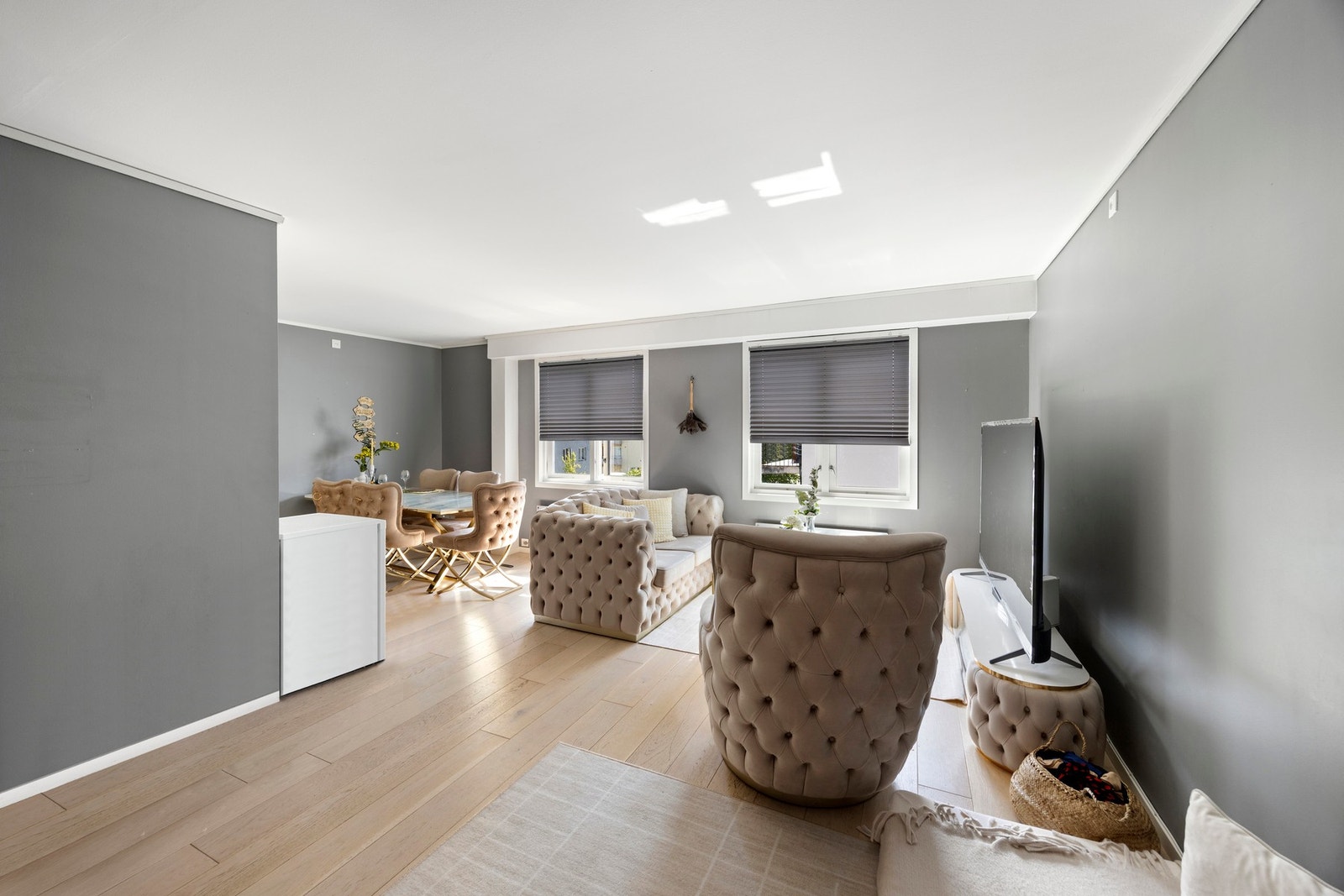 Stue og kjøkken måler til sammen 31,5 kvm. Leiligheten er holdt i delikate farge- og materialvalg! Galleribilde