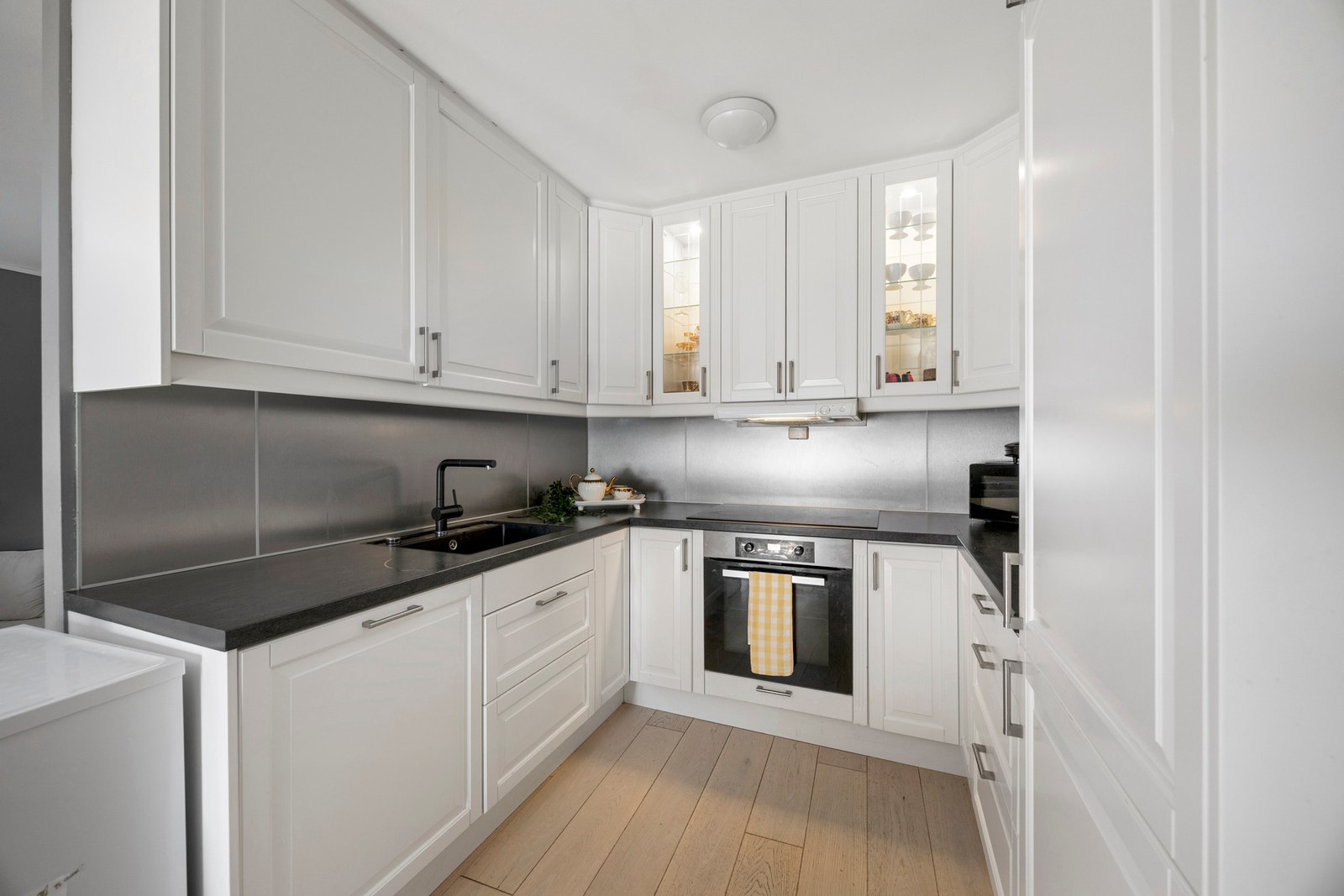 Praktisk løsning som har mye benk- og oppbevaringsplass. Galleribilde