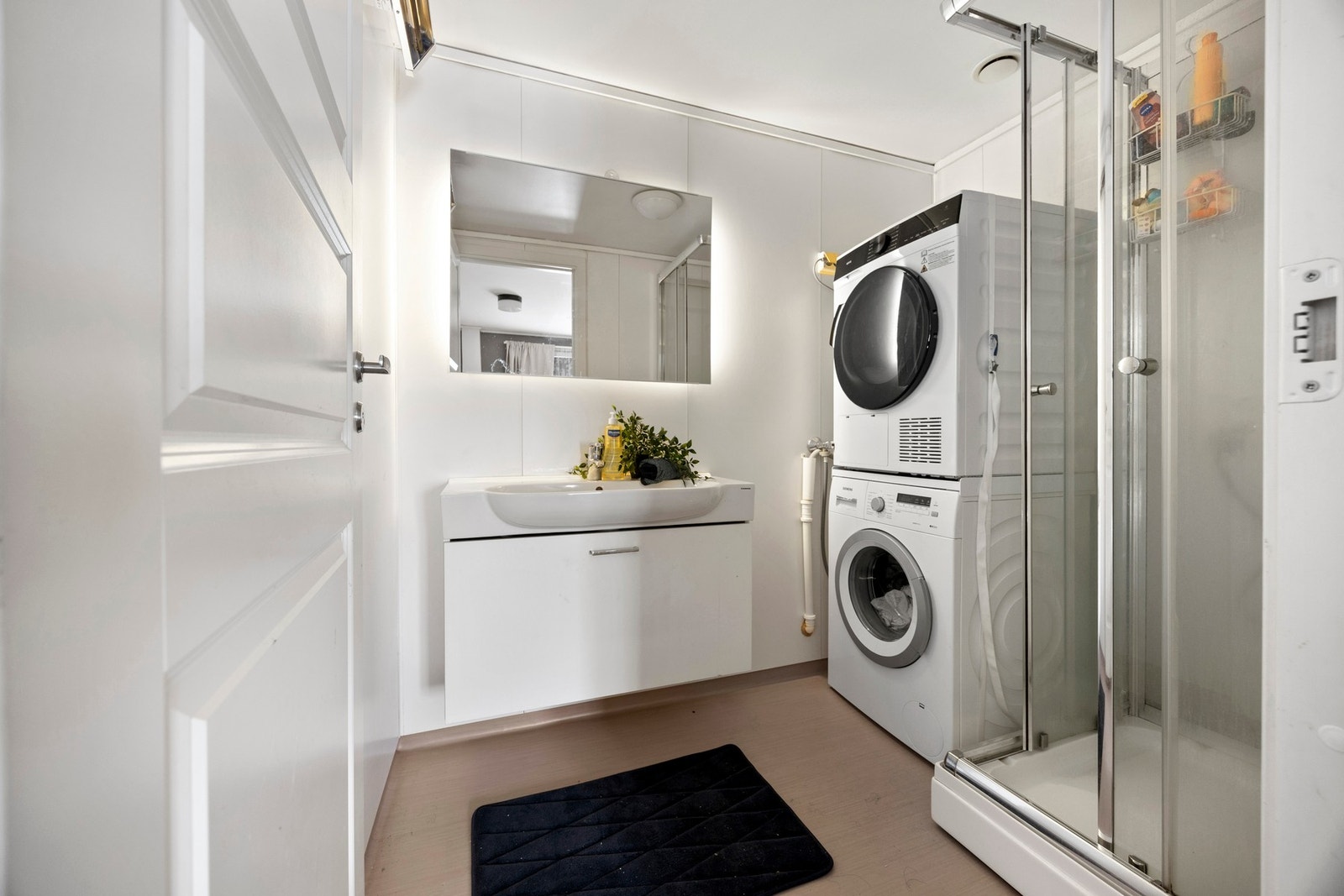 Bad - 3,5 kvm. Utstyrt med servantskap, dusjkabinett og opplegg for vaskemaskin Galleribilde