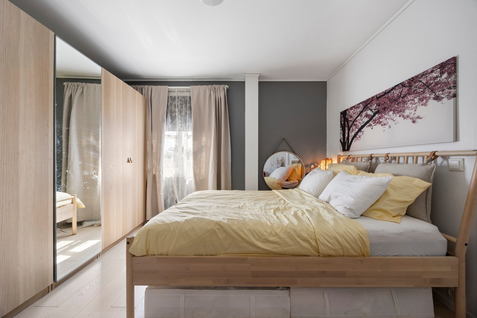 Soverom - 12 kvm. Rommets størrelse gjør at det er god plass til garderobe, dobbeltseng og nattbord Galleribilde