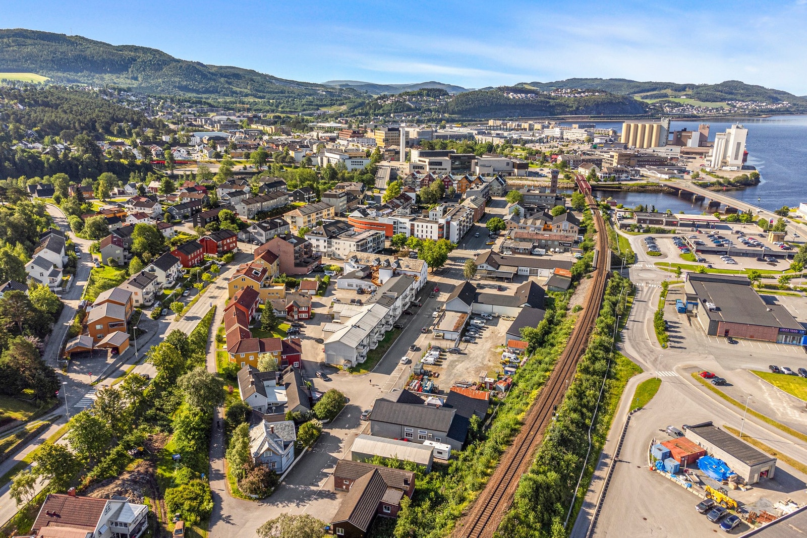 Gangavstand til Nord Universitet, matbutikk, restauranter, bystranda, Amfi kjøpesenter, bysentrum, m.m. Galleribilde