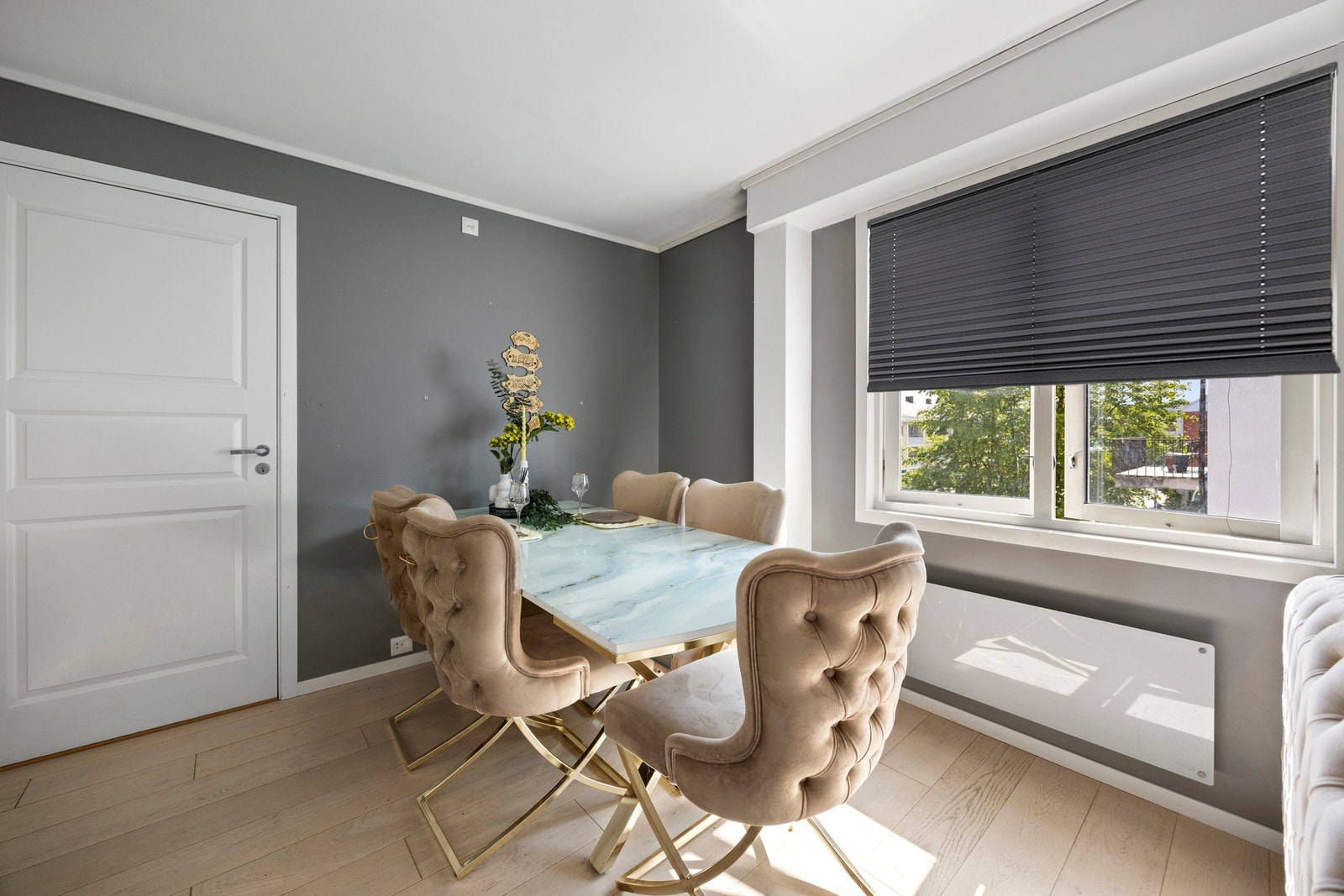 Spisebordet er plassert i det naturlige skillet mellom stue og kjøkken Galleribilde