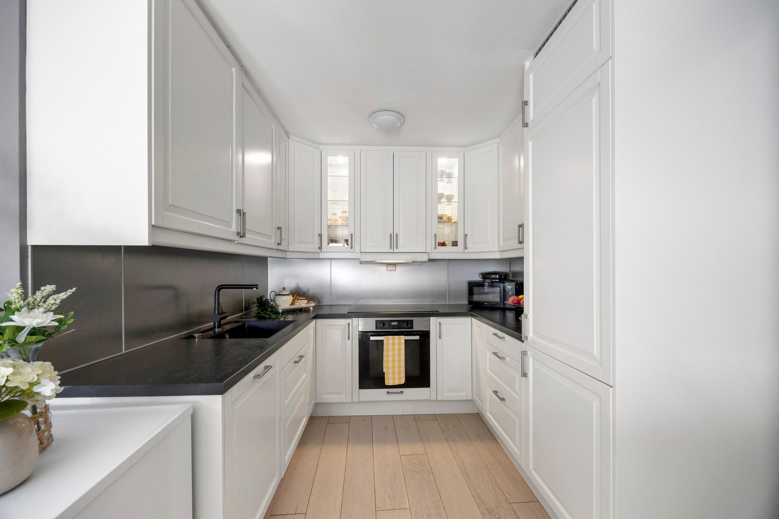 Lekker kjøkkeninnredning med integrerte hvitevarer! Galleribilde