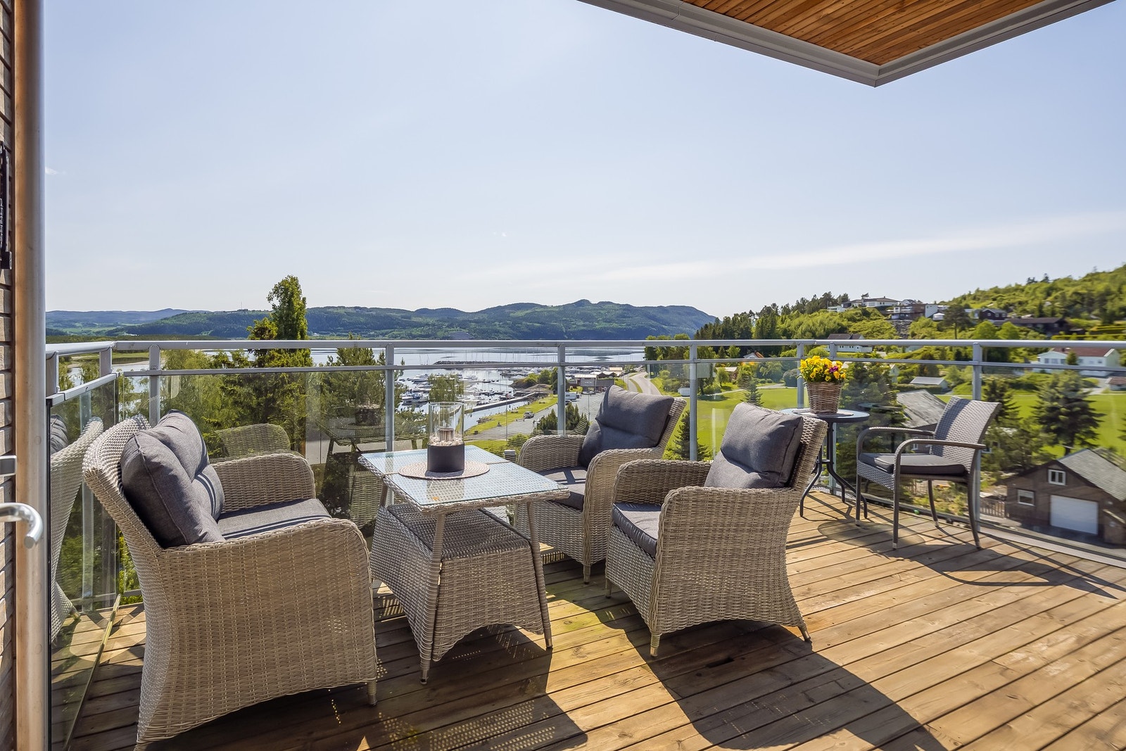 Her er det plass til ønskelig utemøblement, slik at man alltid er beredt for late sommerdager. Galleribilde