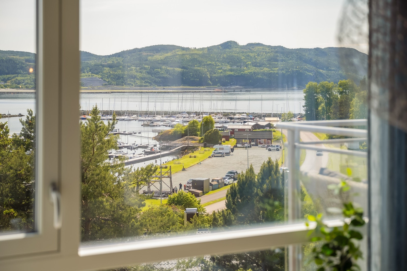 Storvika terrasse ligger i et svært flott område, da det både har umiddelbar nærhet til sjøen, båthavn samt badestrendene Storvika og Molovika. Galleribilde