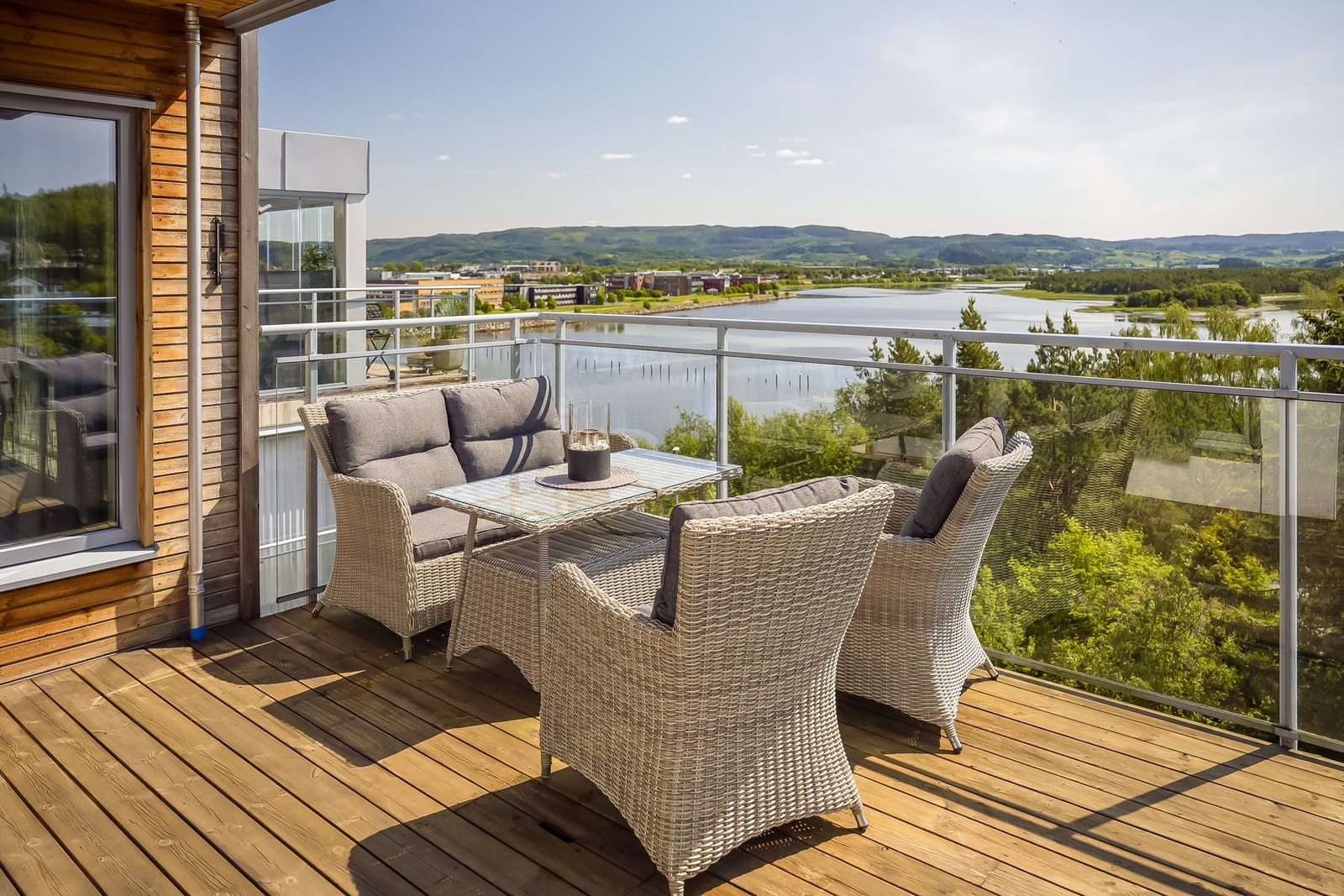 Fra stuen er det utgang til en stor terrasse som gjør det lettvint å innta måltidene utendørs om sommeren. Galleribilde