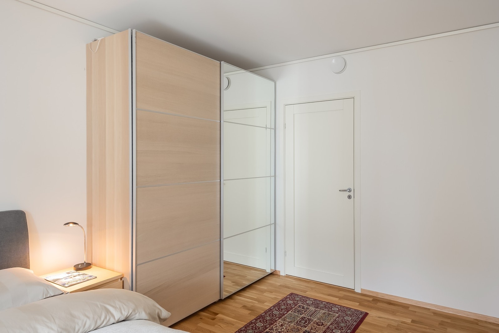 God plass til dobbeltseng, i tillegg til at det er innredet med praktiske garderobeskap. Galleribilde