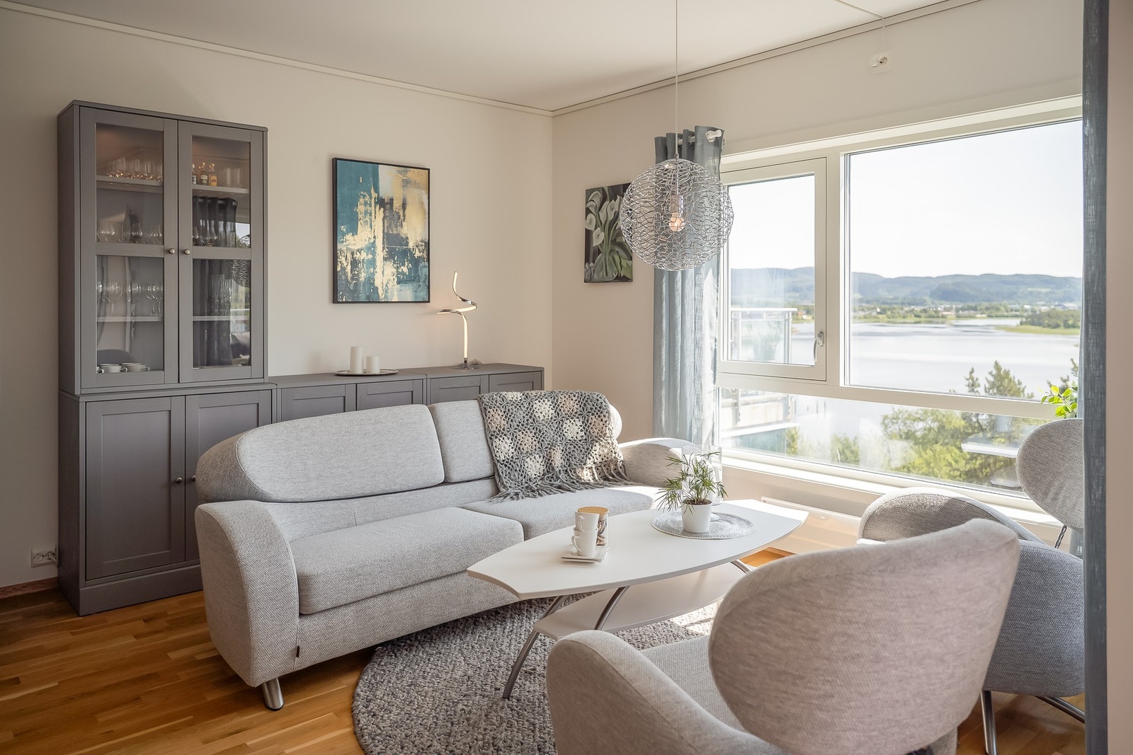 De store vindusflatene slipper inn rikelig med naturlig lys. Galleribilde