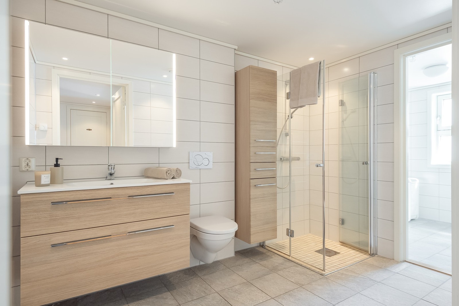 Badet fremstår moderne og stilfullt med oppgradert standard. Galleribilde