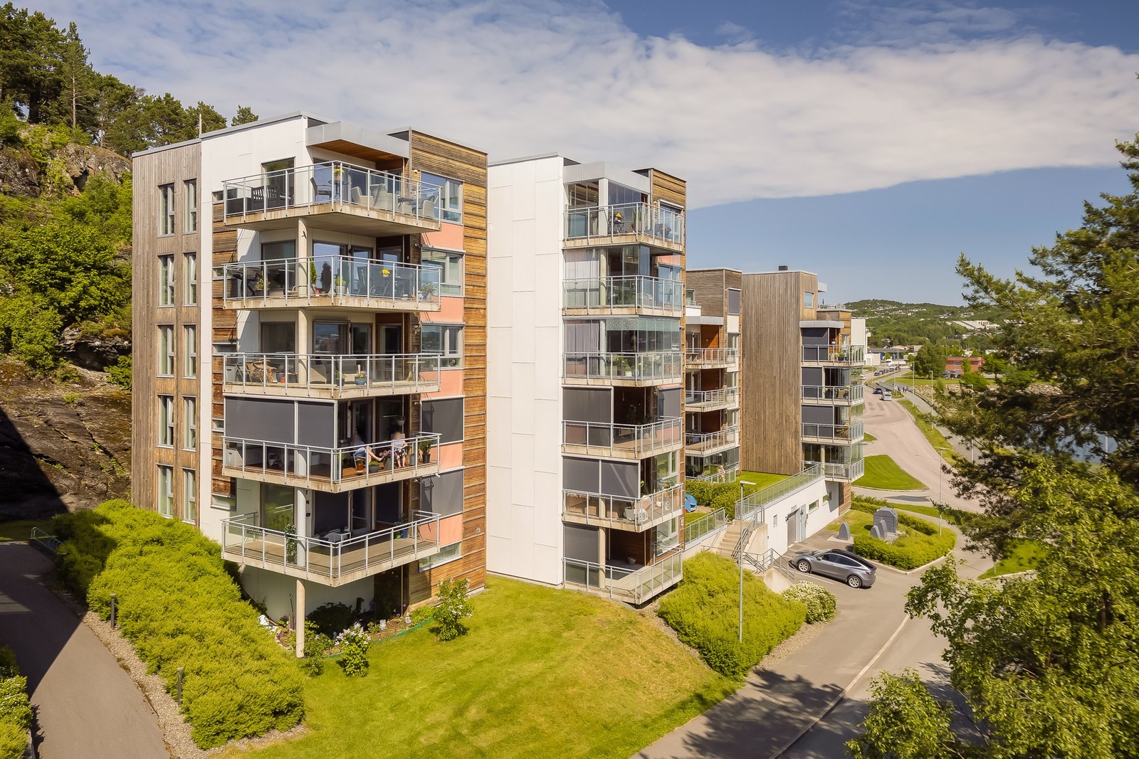 Området er rolig og består i hovedsak av større eneboliger samt noen fritidsboliger lengre inn. Man kan gå ned til sjøen eller ned til Storvika strand hvor man har en flott sandstrand. Galleribilde