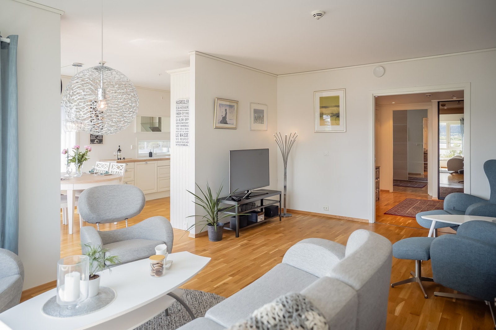 Rommets størrelse gjør det enkelt å innrede med både sofalounge, spisegruppe og øvrig møblement. Galleribilde