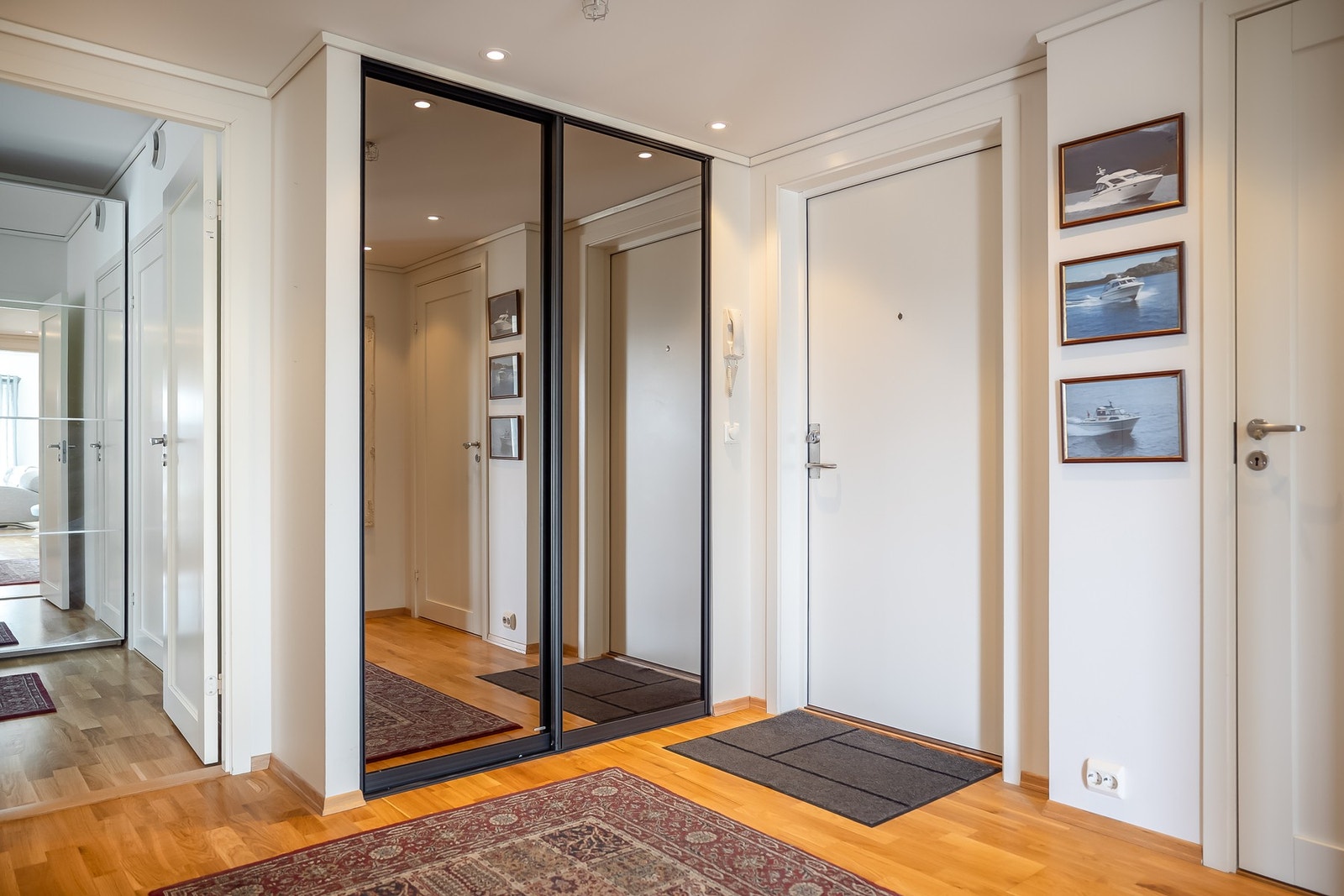 I entreen er det innredet med en praktisk skyvedørsgarderobe for oppbevaring av yttertøy, sko og annet utstyr. Galleribilde
