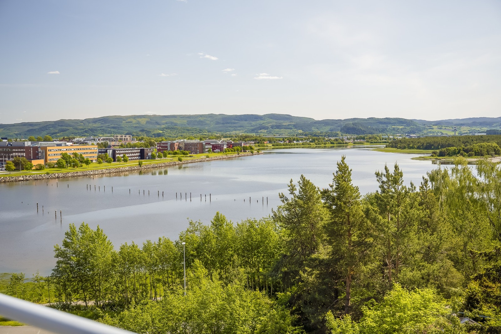 Man kan gå ned til sjøen eller ned til Storvika strand hvor man har en flott sandstrand. Galleribilde