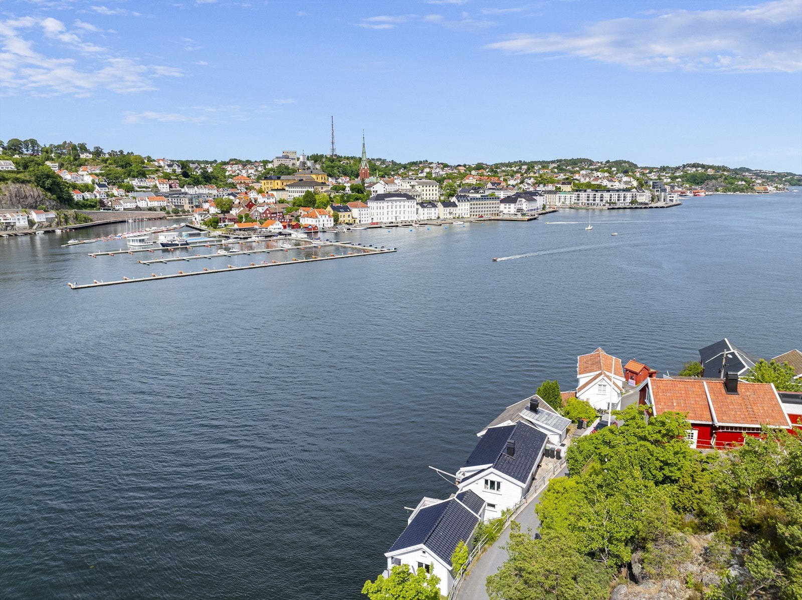 Her er trange gater og fredfulle omgivelser på tross av god nærhet til Arendal sentrum, som kun befinner seg et par minutters båttur unna. Galleribilde