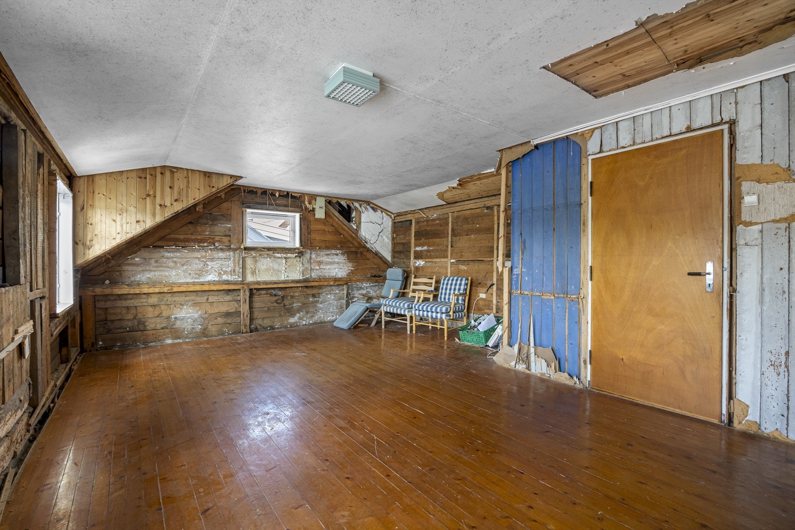 Noe påbegynt renovering, først og fremst deler av innvendig overflatebehandling er fjernet i forbindelse med påbegynt renovering. Galleribilde