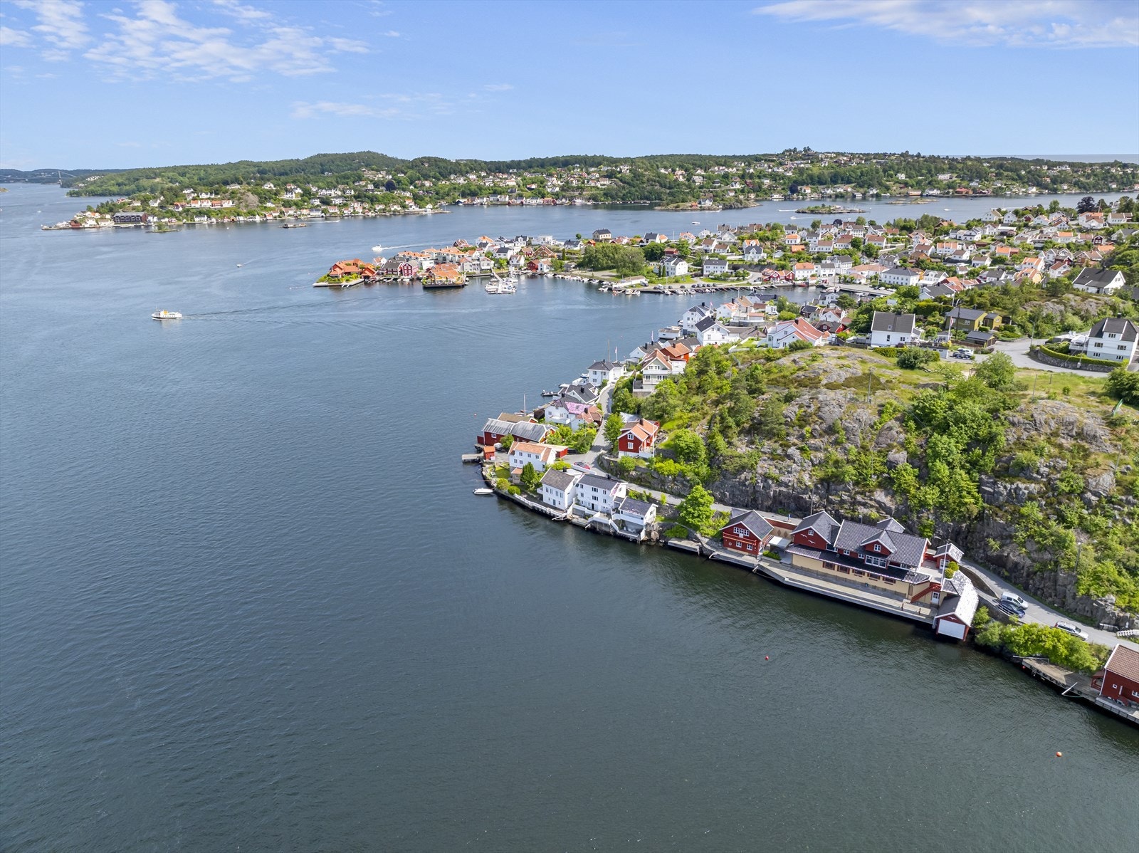 Panoramautsikt over byfjorden, Tyholmen og Arendal. Med bil er det snaut 10 min. kjøring til Arendal sentrum, men kortest vei er det over fjorden med fergen eller egen båt. Galleribilde