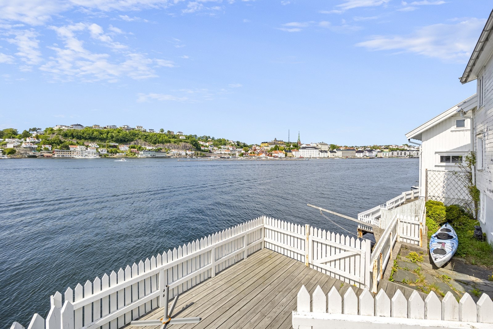 Tomten har terrasser mellom hovedhus og anneks, samt bryggeterrasse og platting i front og langs fasaden. Galleribilde