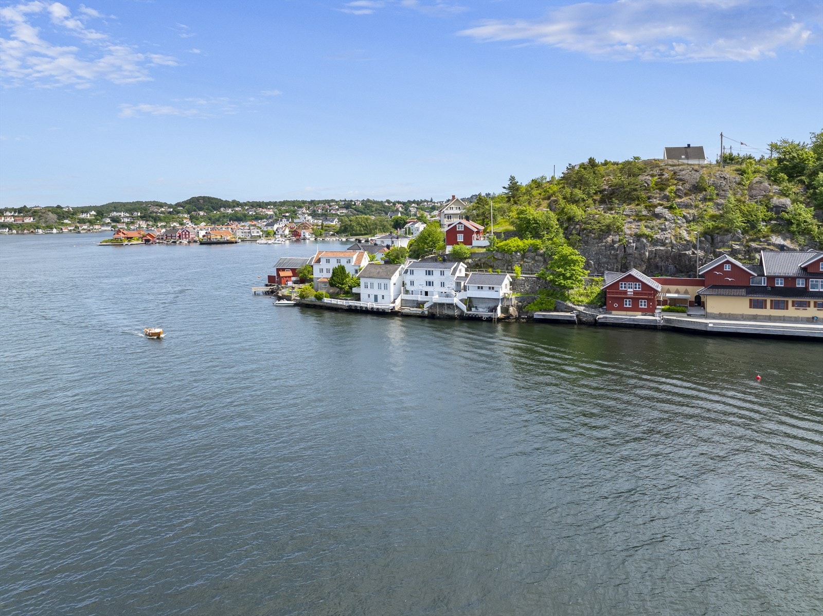 Eiendommen har lang strandlinje (vel 25 meter) som er opparbeidet med 2 dypvannsbrygger, henholdsvis støpt og i trekonstruksjon. Galleribilde