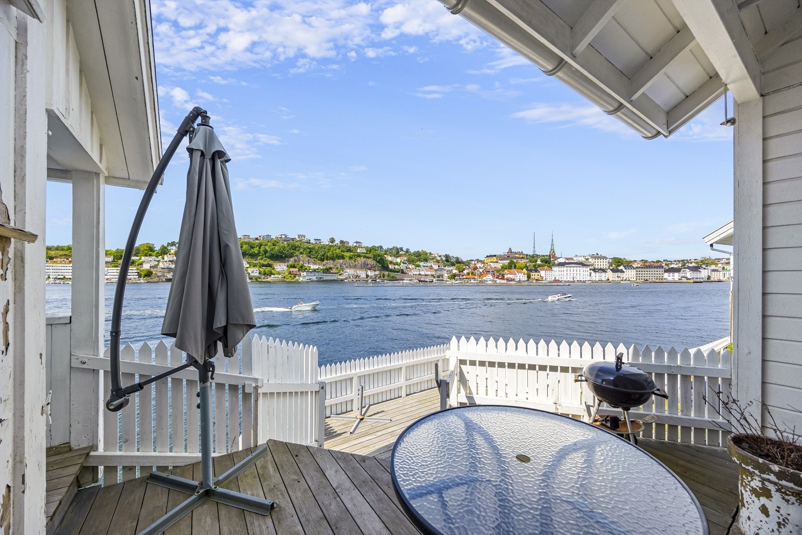 Her ligger boligen med unik sjønærhet, nesten over vannspeilet og har unik nærkontakt med byfjorden og innløpet i retning Nidelva. Galleribilde