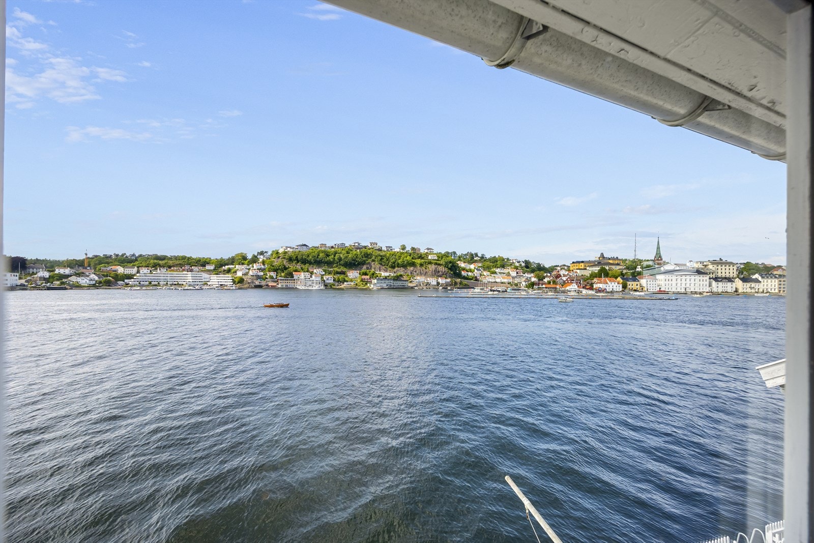 Her ligger boligen nesten over vannspeilet og man har en unik nærkontakt med fjorden og innløpet i retning Nidelva. Galleribilde