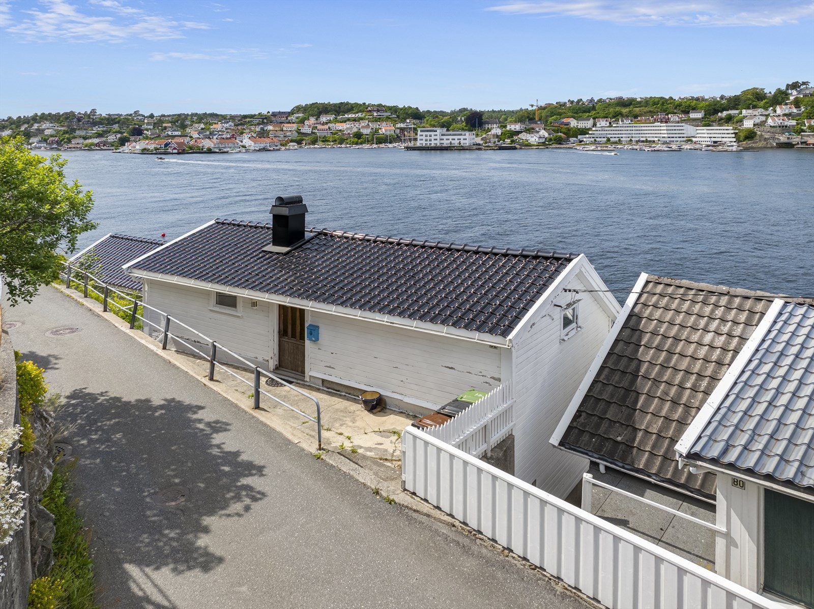 Eldre enebolig med renoveringsbehov men stort poensiale i form av godkjent rammetillatelse for tilbygg og ombyging med fasadeendring Galleribilde