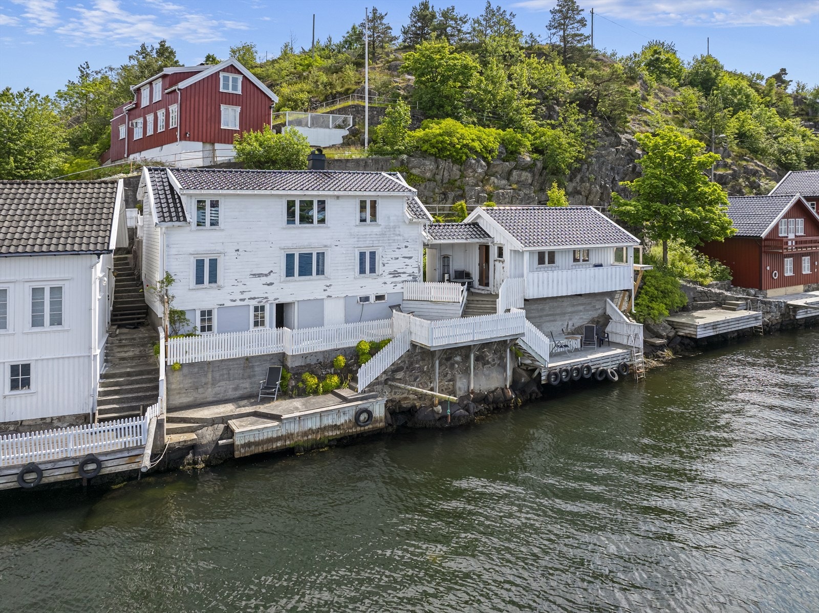 Eiendommen har 2 dypvannsbrygger og solrike, skjermede uteplasser med sen kveldssol. Galleribilde