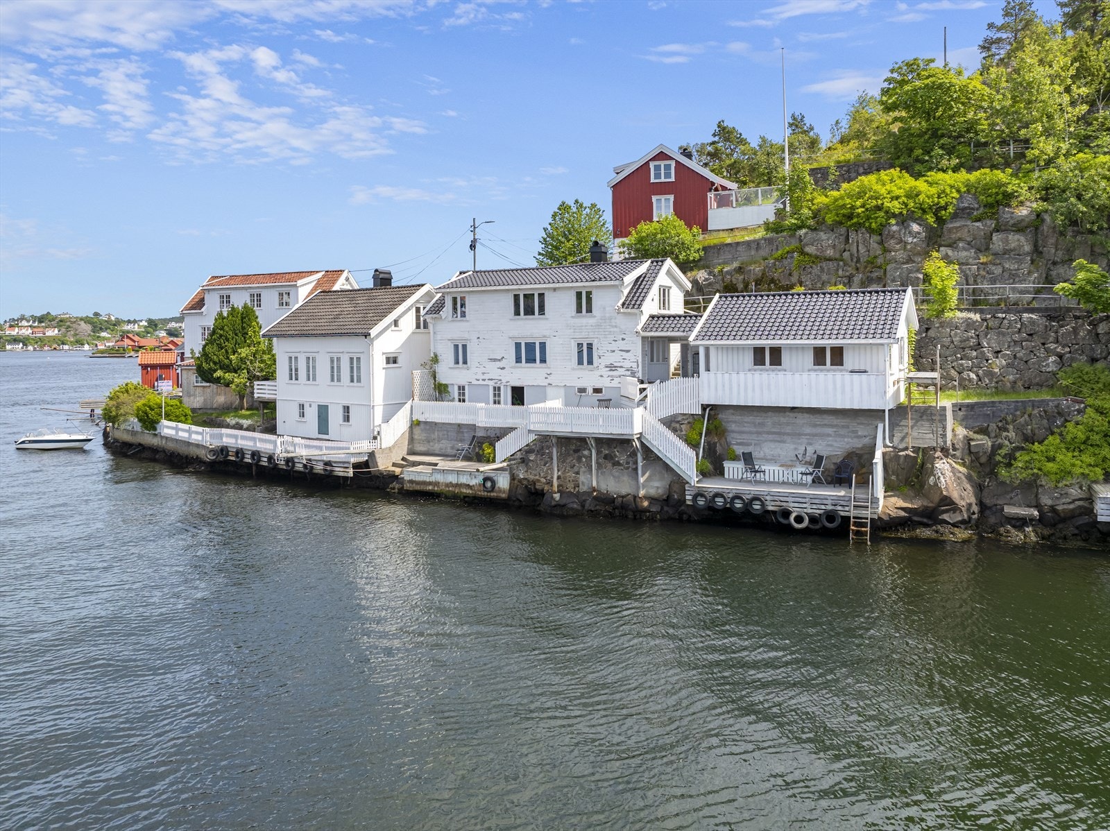 Eiendommen ligger nordvestvendt med sen kveldssol og flott utsikt over mot bysiden, Rådhusbrygga og båttrafikken utenfor. Galleribilde