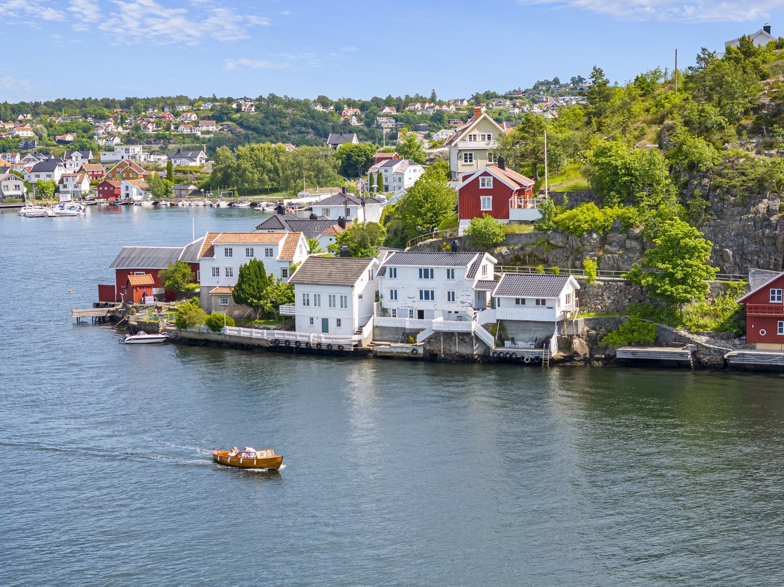 Kolbjørnsvik - Strandeiendom med brygger og sen kveldssol - Godkjent rammetillatelse/tilbygg Galleribilde